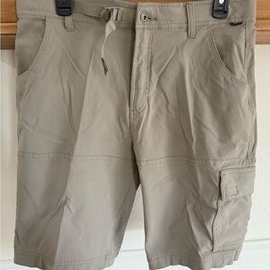 Gerry Tan stretch cargo shorts. Size 32, like new.